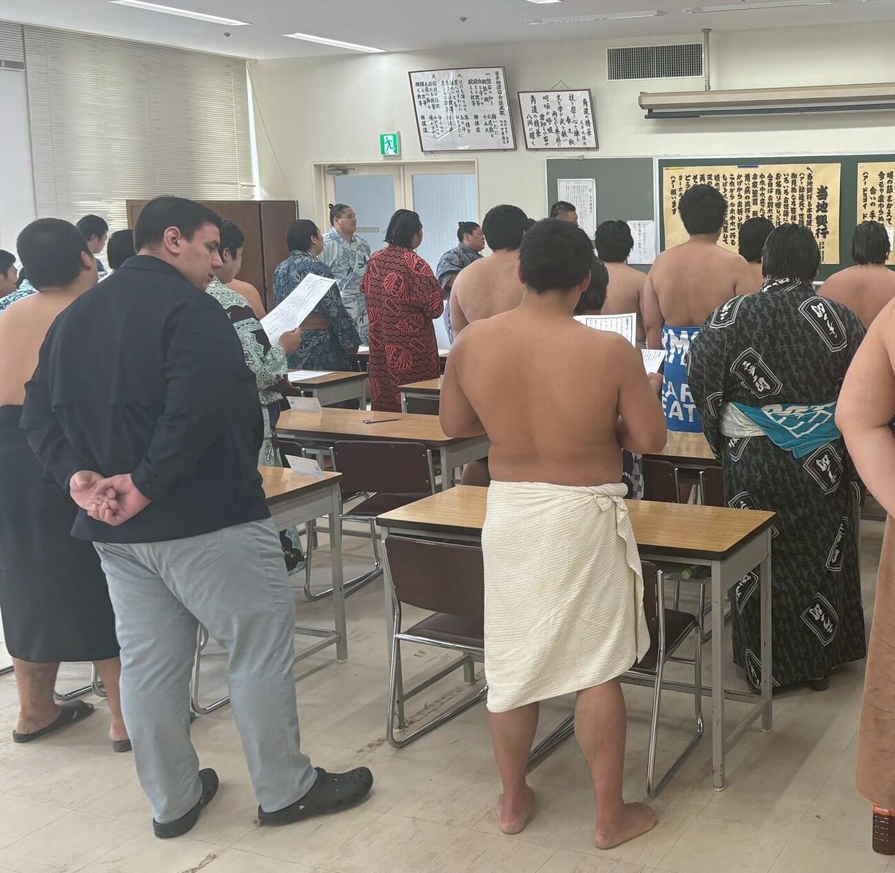 相撲甚句の授業中、垣添がしっかり歌っているかチェックする岩友親方（左、元関脇碧山）