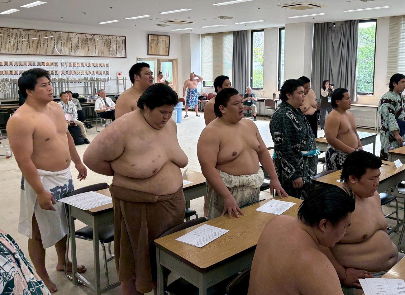 相撲甚句の授業を受ける教習所生たち。左は大森