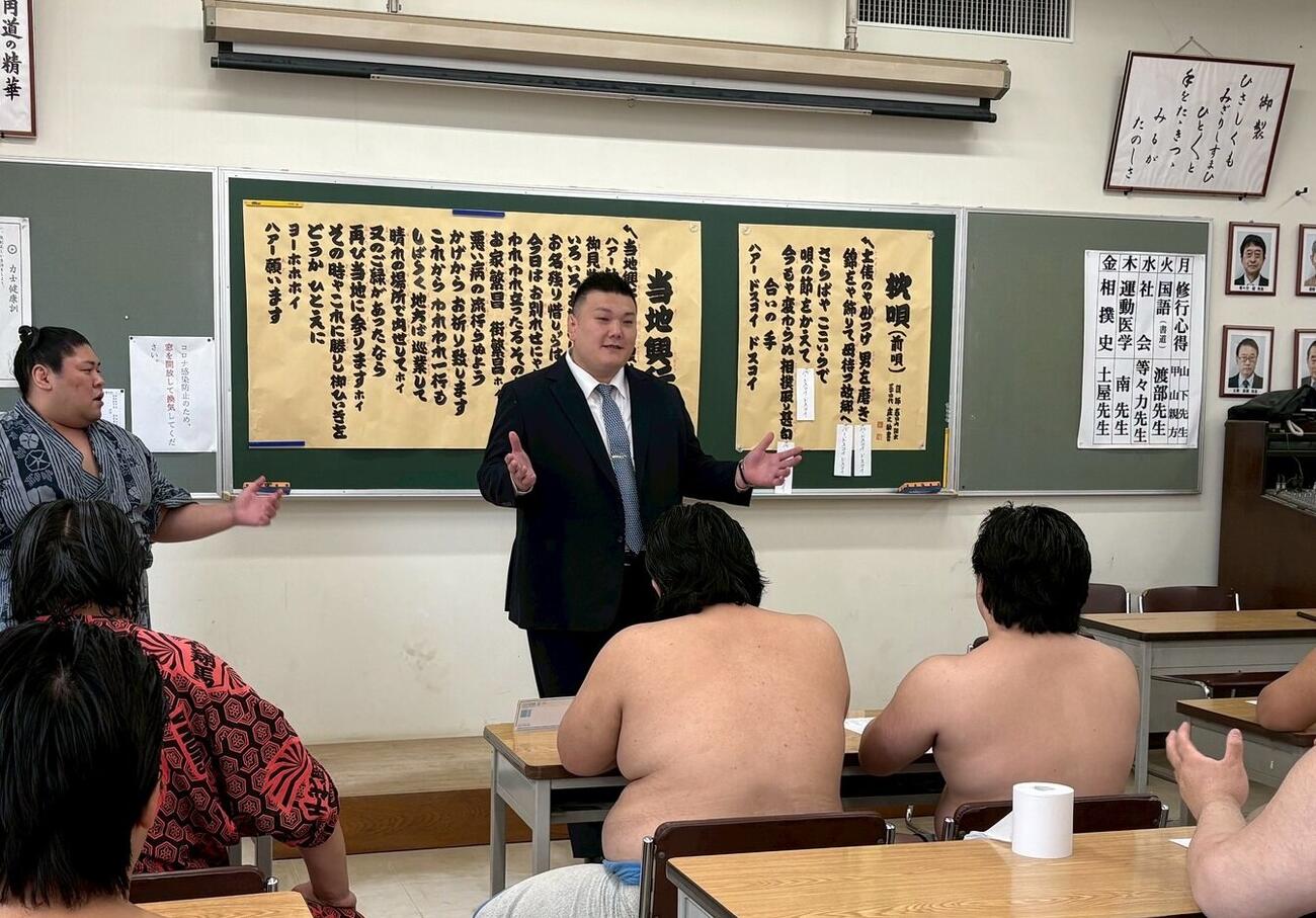 相撲教習所で相撲甚句の授業を行った春日山親方（元関脇勢）