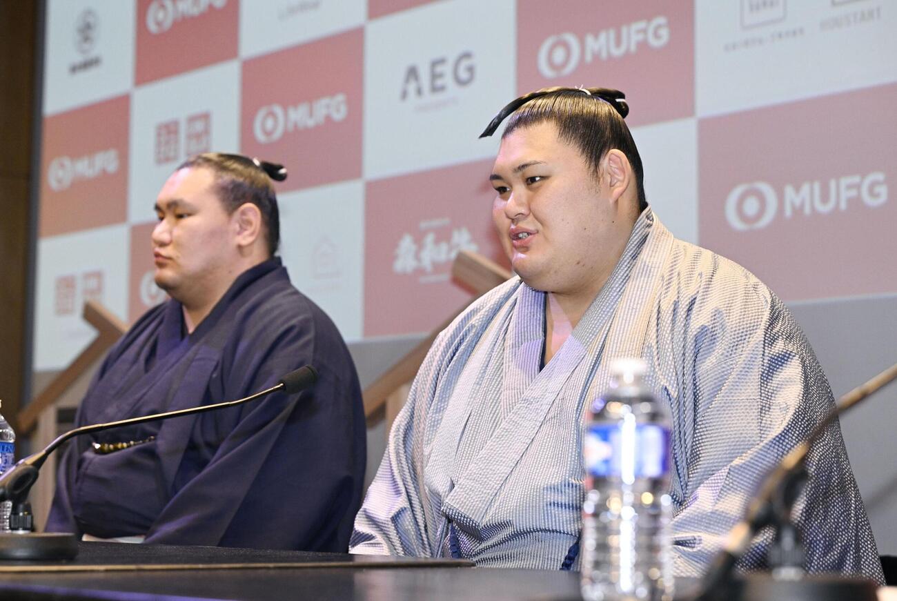 大相撲公演に向け、パリ市で記者会見する大の里（右）と豊昇龍＝11日（共同）