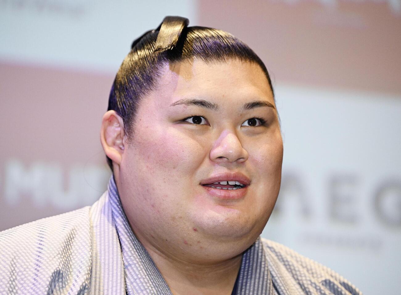 大相撲公演に向け、パリ市で記者会見する大の里＝11日（共同）