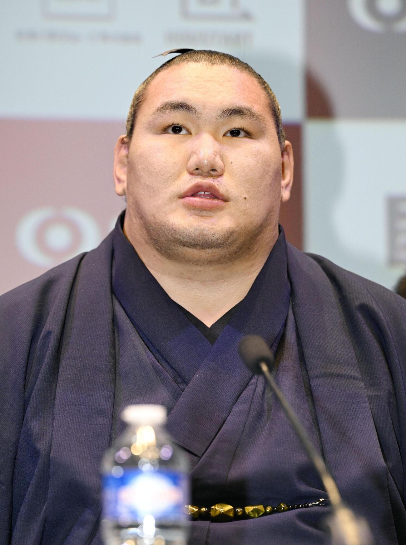 大相撲公演に向け、パリ市で記者会見する豊昇龍＝11日（共同）