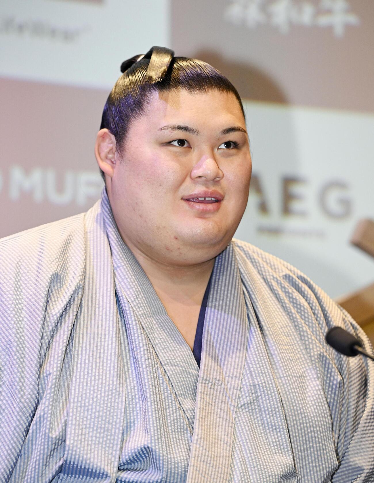 大相撲公演に向け、パリ市で記者会見する大の里＝11日（共同）