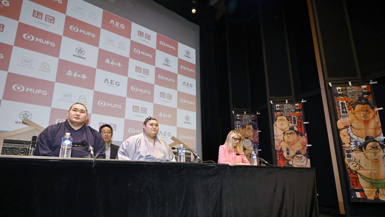 大相撲公演に向け、パリ市で記者会見する豊昇龍（左）と大の里＝11日（共同）