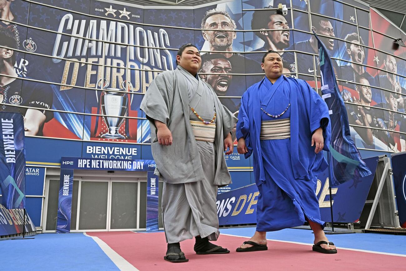 サッカーのパリ・サンジェルマンの本拠地「パルク・デ・プランス」を訪問した伯乃富士（左）と義ノ富士＝11日、パリ（共同）