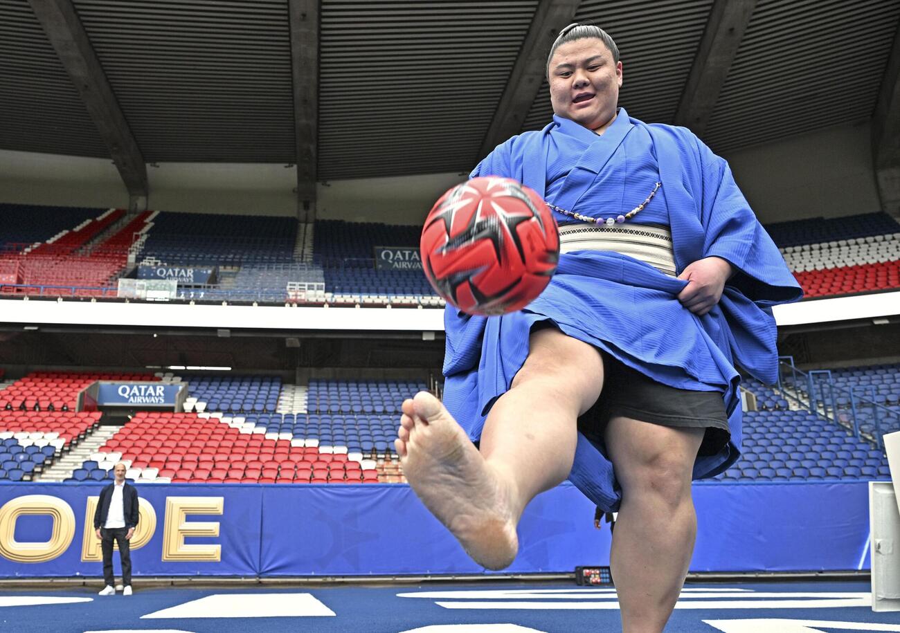 サッカーのパリSGの本拠地「パルク・デ・プランス」を訪問し、ボールを蹴る義ノ富士（共同）