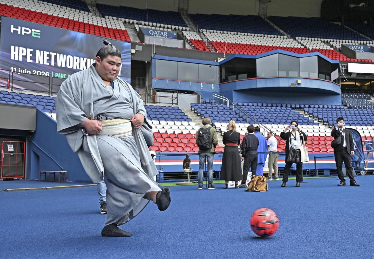 サッカーのパリ・サンジェルマンの本拠地「パルク・デ・プランス」を訪問し、ボールを蹴る伯乃富士＝11日、パリ（共同）