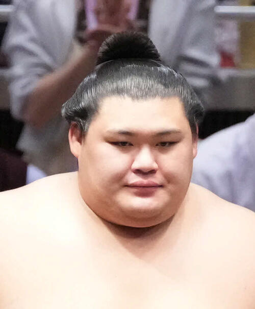 大の里と豊昇龍がパリを観光 並んでバゲット堪能する姿に「仲良し横綱