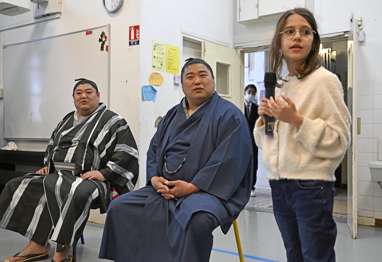 小学校を訪問した（左から）阿炎、若元春（共同）
