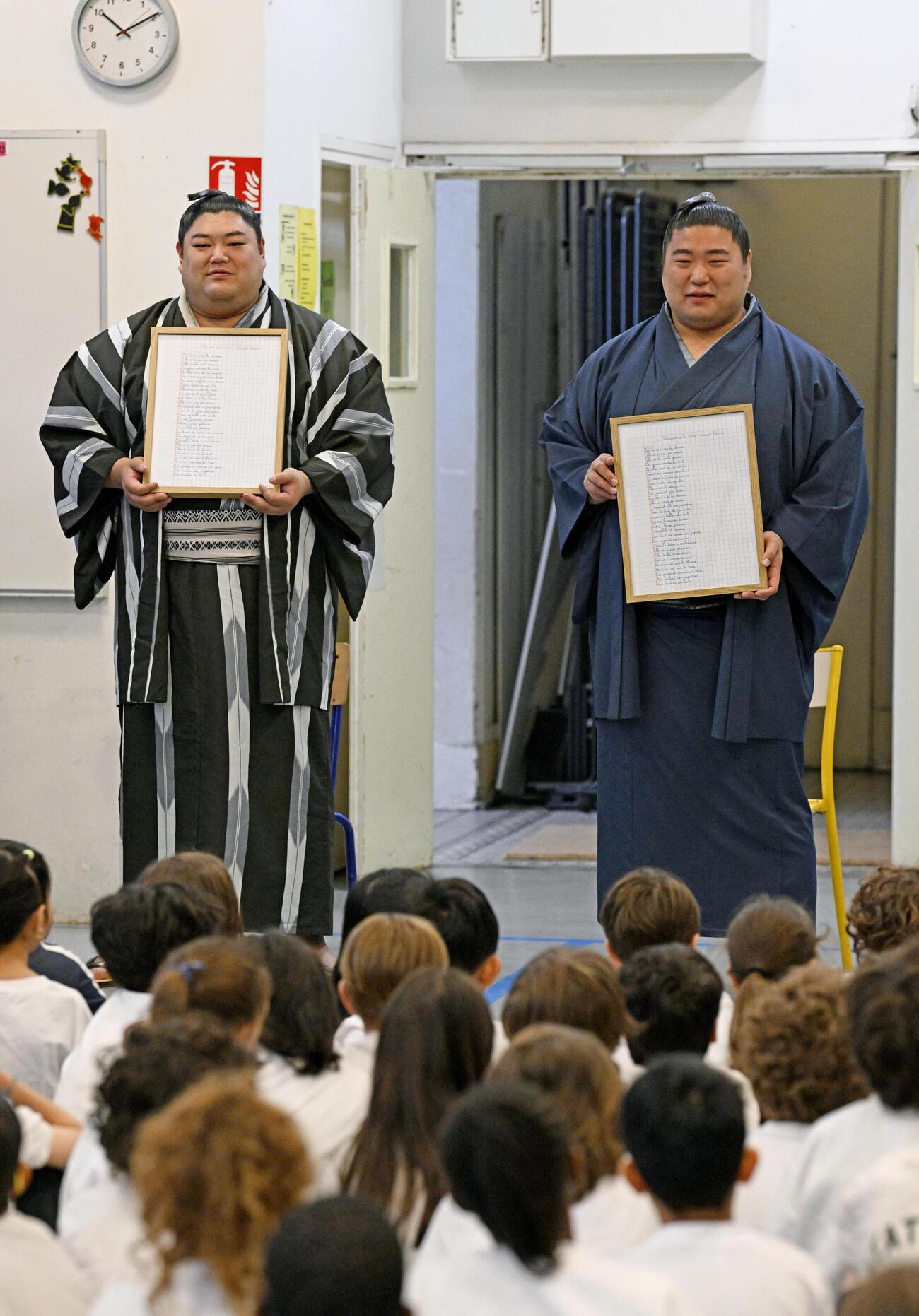 小学校を訪問した若元春（右）と阿炎（共同）