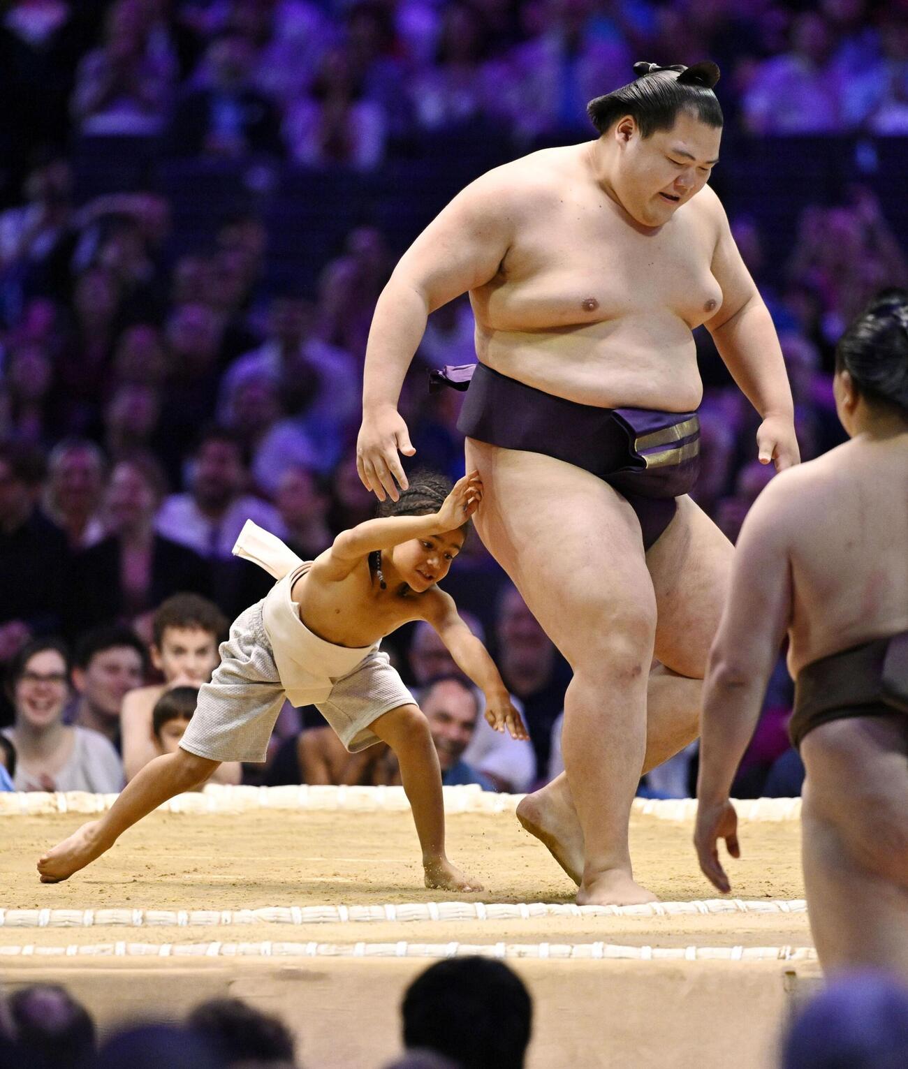 大相撲パリ公演最終日、子どもと相撲を取る王鵬＝パリ（共同）