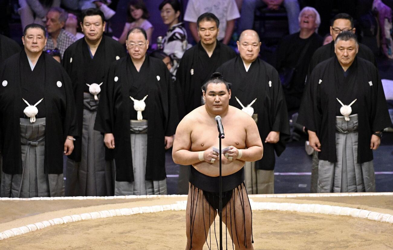 大相撲パリ公演千秋楽、閉会式であいさつする豊昇龍＝14日、パリ（共同）