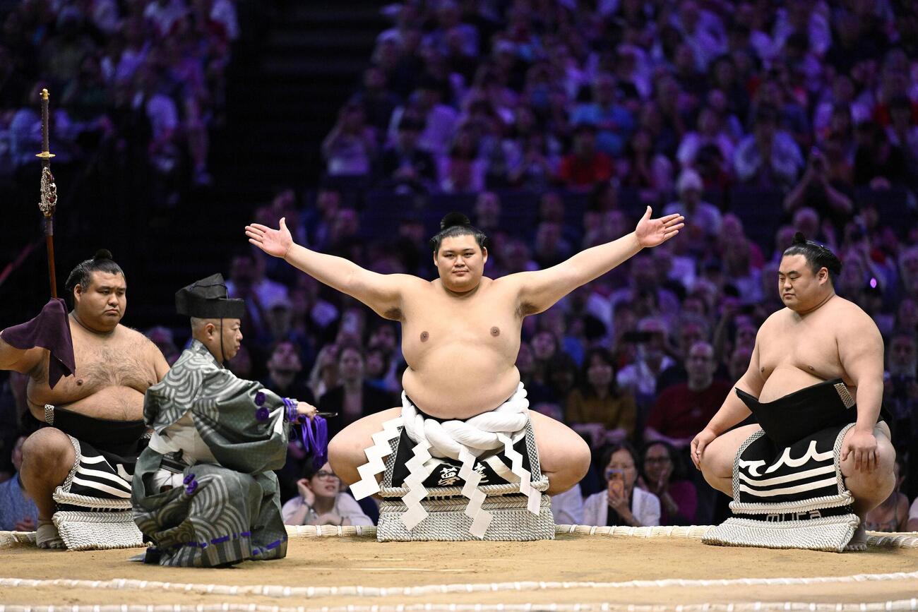 大相撲パリ公演で、土俵入りする横綱大の里（中央）＝パリ（共同）