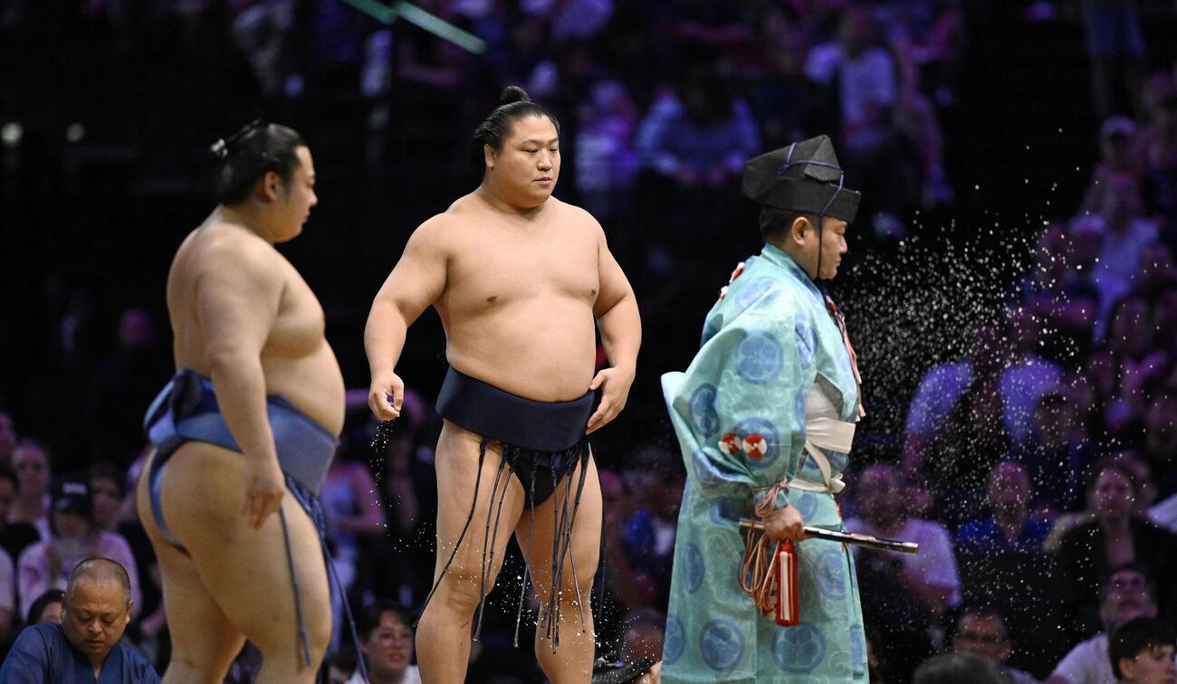 大相撲パリ公演の千秋楽で、翔猿（左）との取組に臨む若隆景＝パリ（共同）