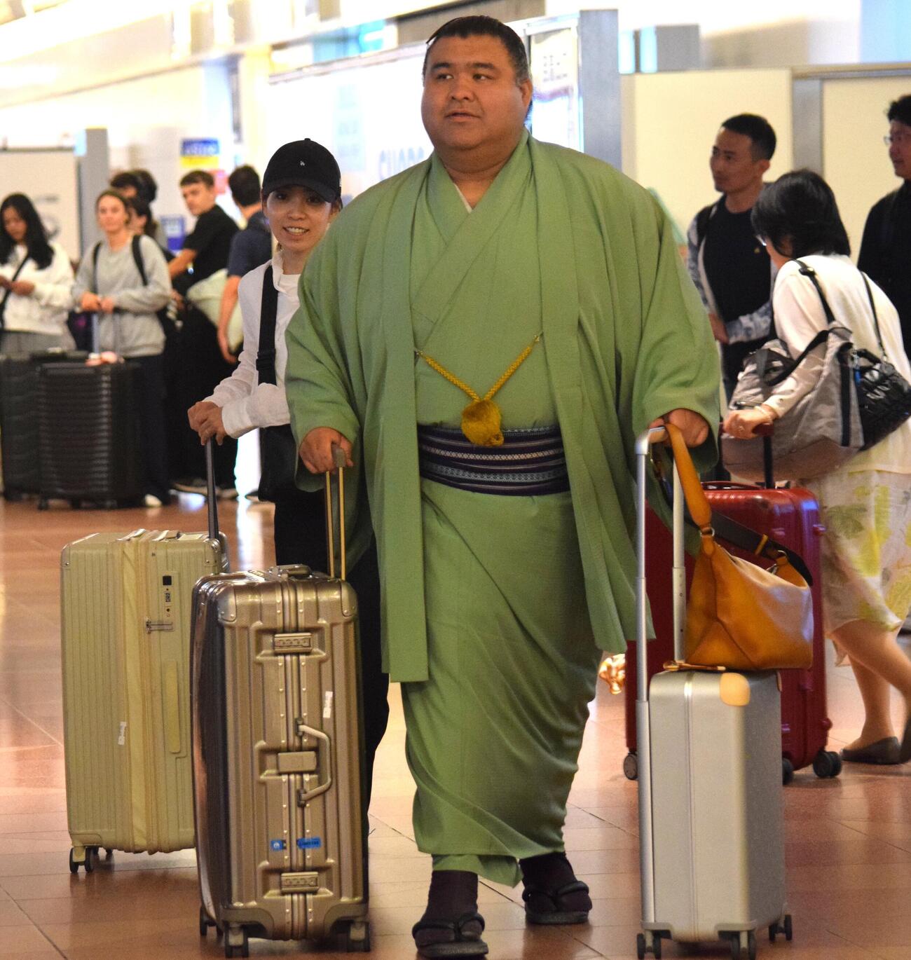 パリ公演から帰国した高安と妻の杜このみ