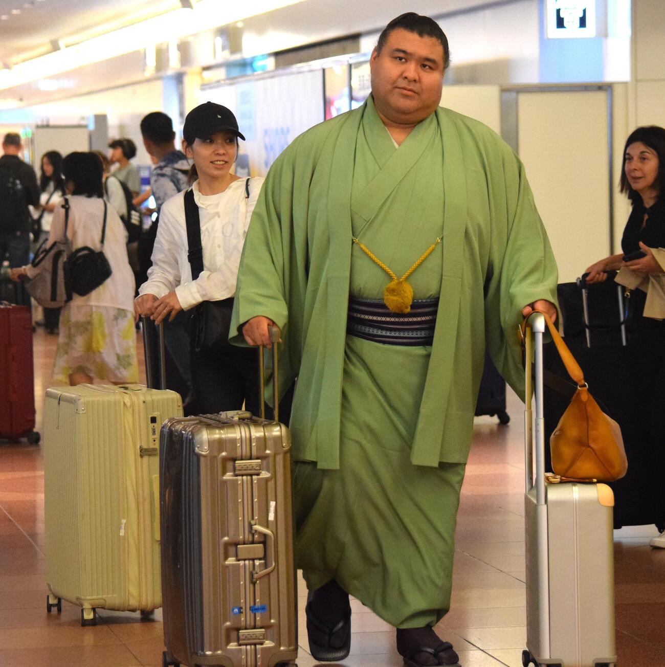 パリ公演から帰国した高安と妻の杜このみ