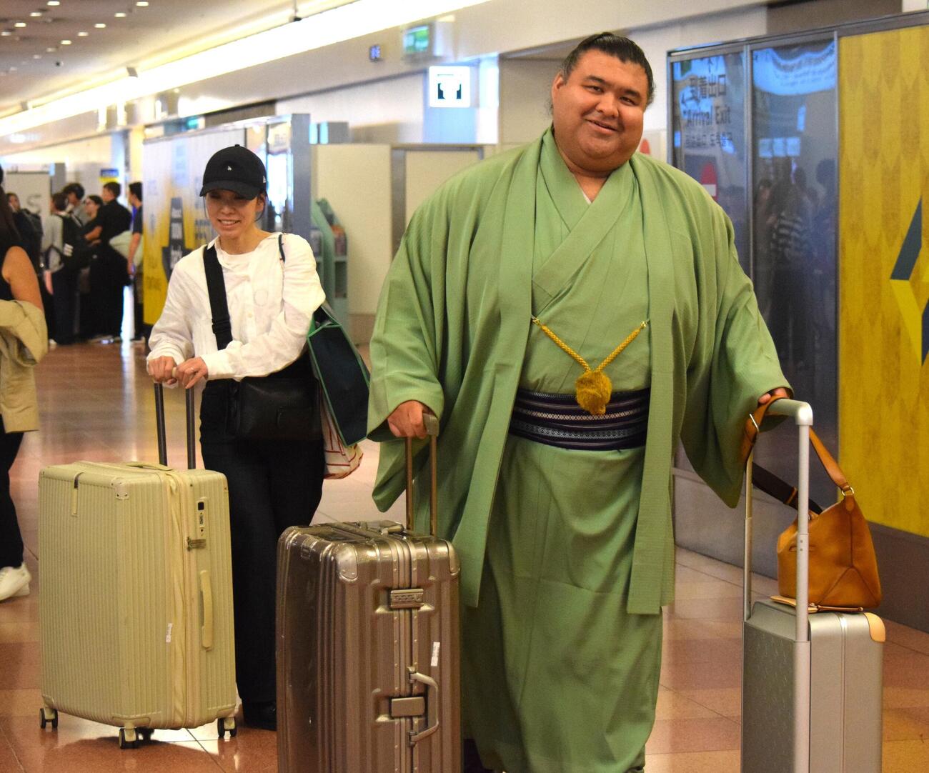 パリ公演から帰国した高安と妻の杜このみ