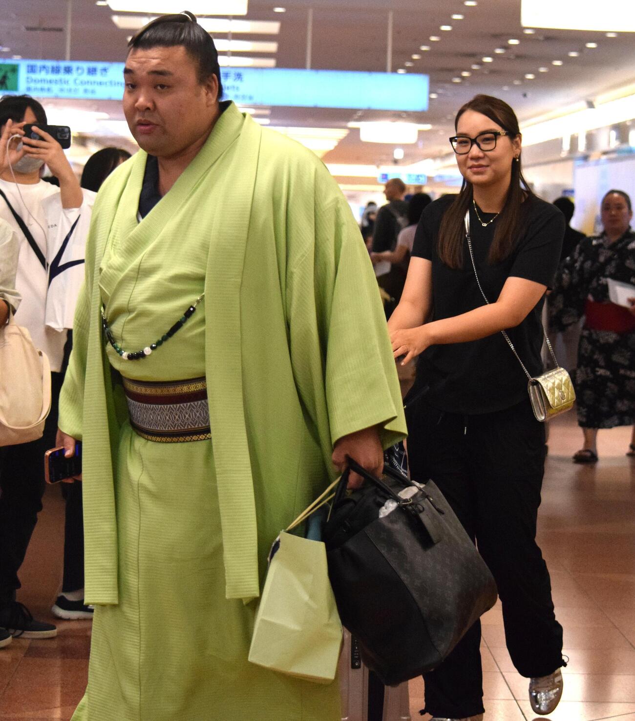 パリ公演から帰国した霧島とホラン夫人