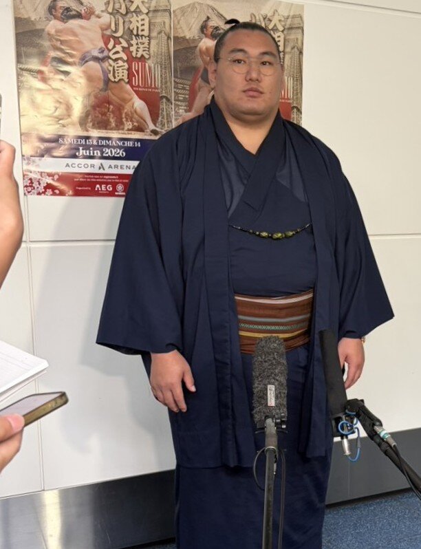 報道陣からの質問に答える豊昇龍