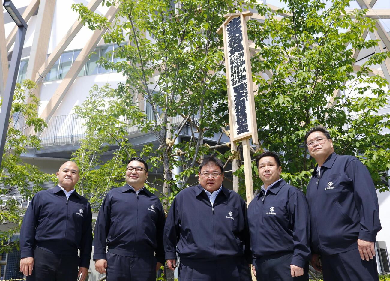 大相撲名古屋場所の会場となるIGアリーナに設置された「御免札」。中央は追手風親方（共同）