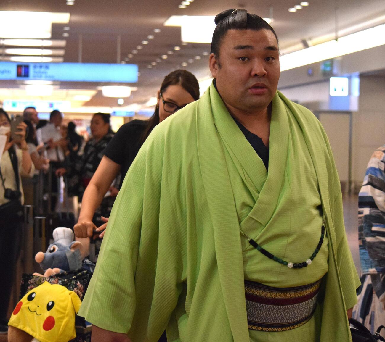 パリ公演から帰国した霧島とホラン夫人