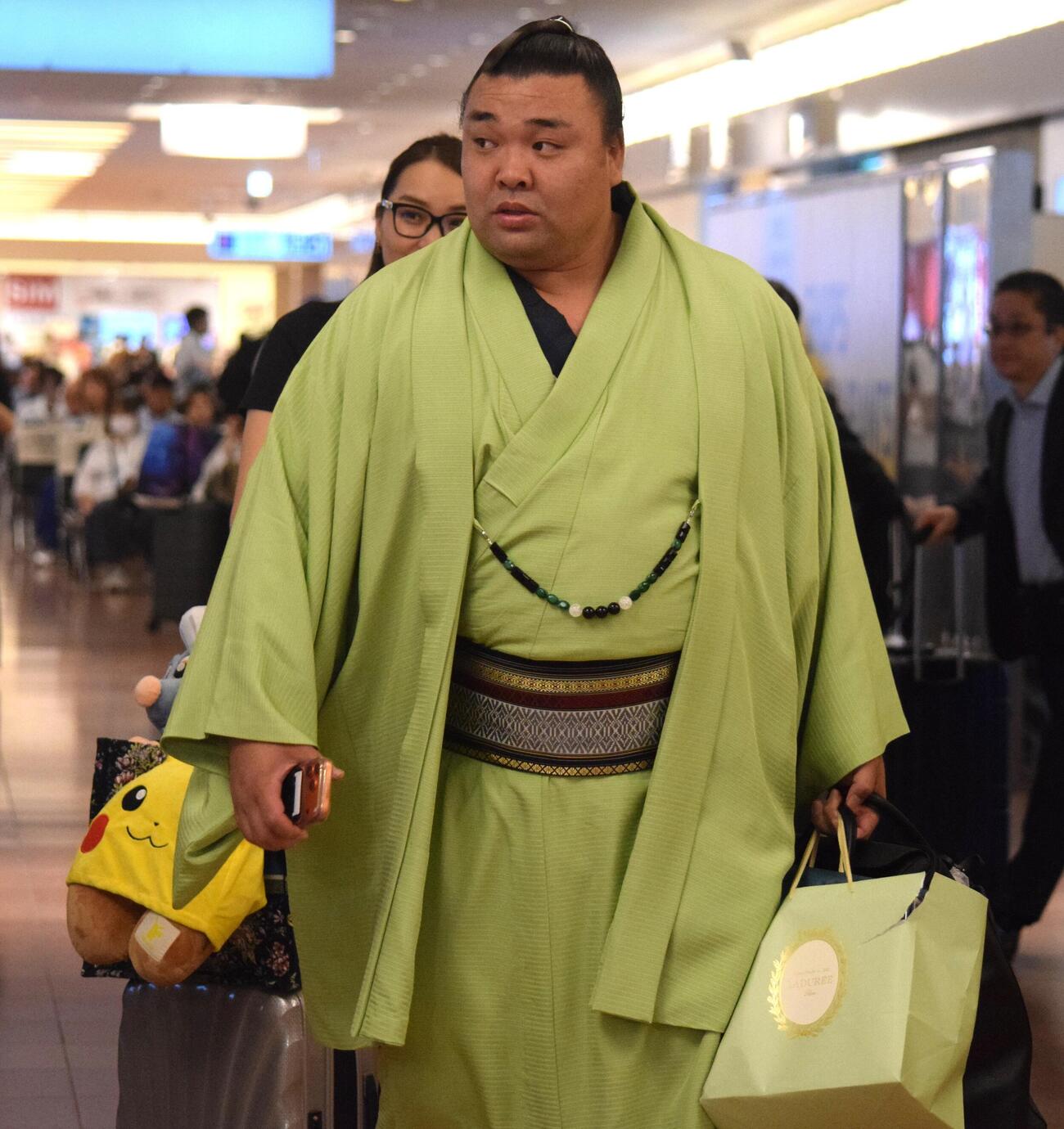 パリ公演から帰国した霧島とホラン夫人