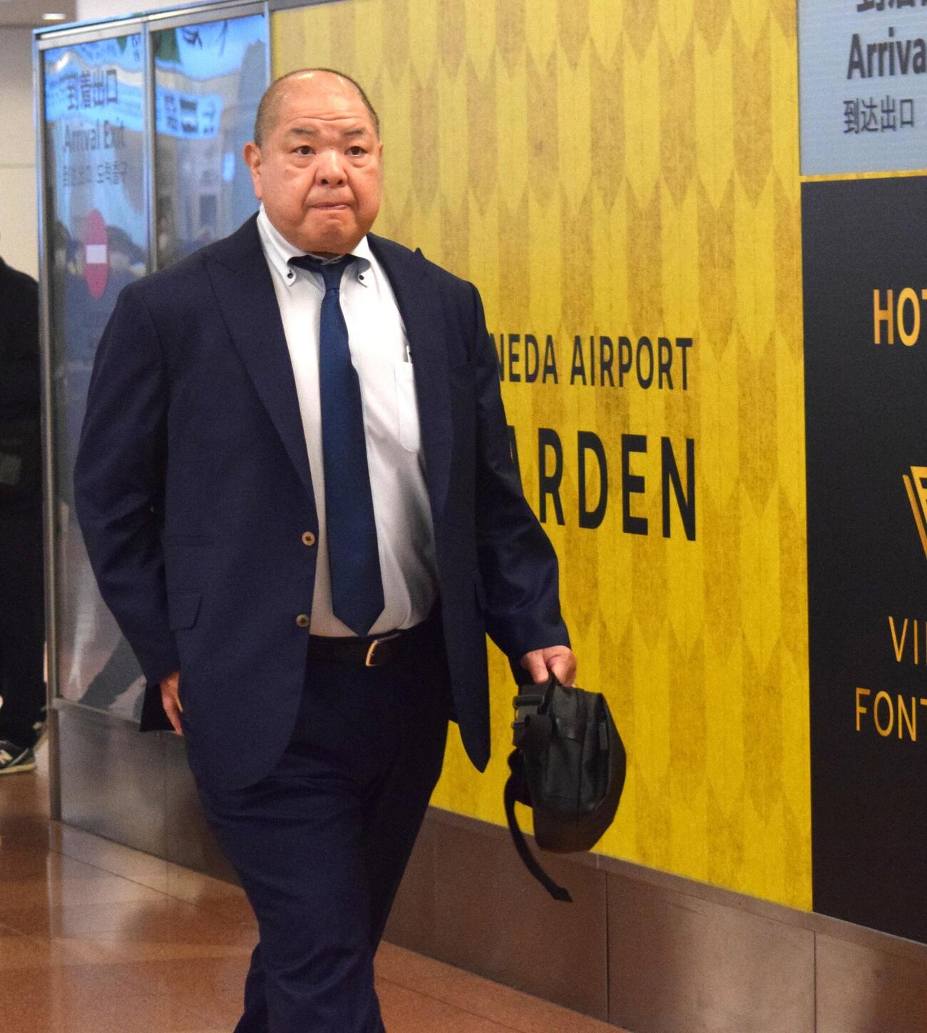 パリ公演から帰国した八角理事長