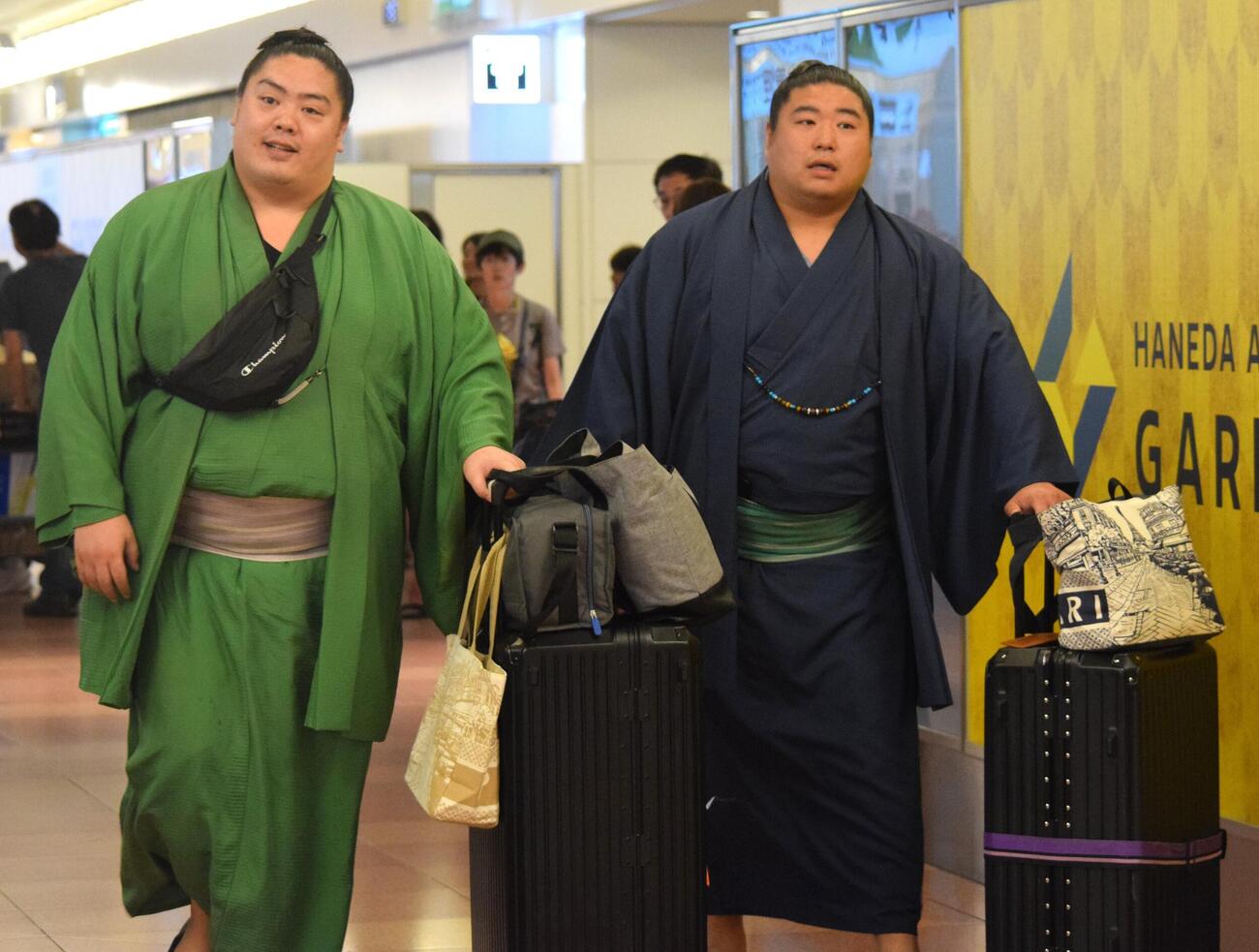 パリ公演から帰国した一山本（左）と若元春