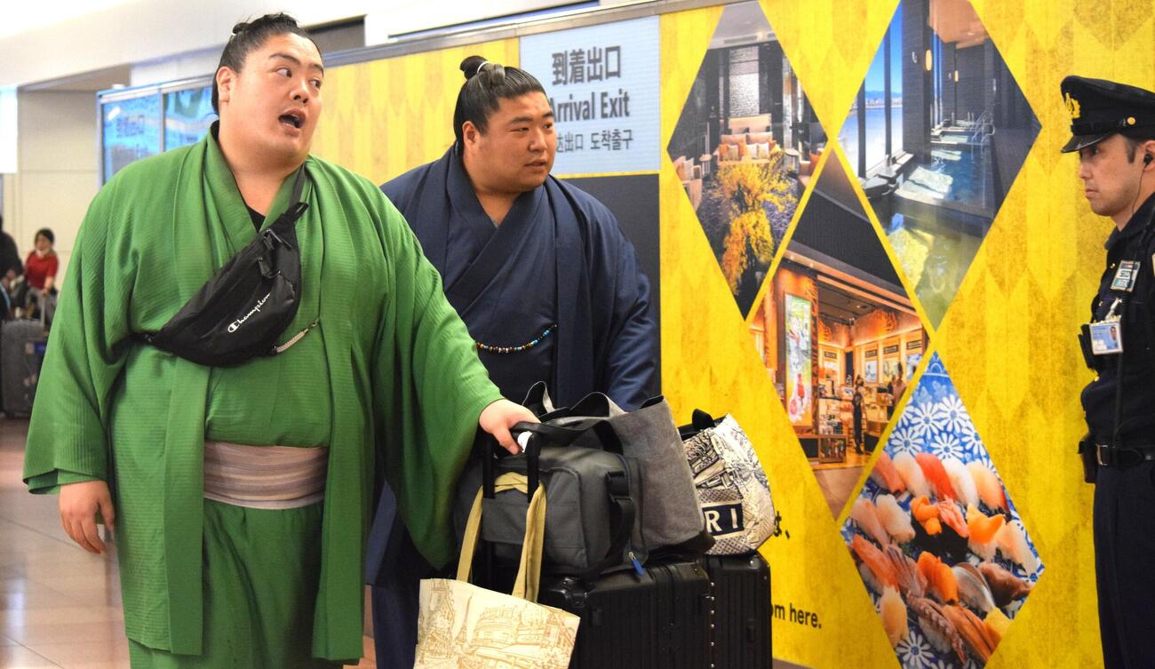 パリ公演から帰国した一山本（左）と若元春（中央）