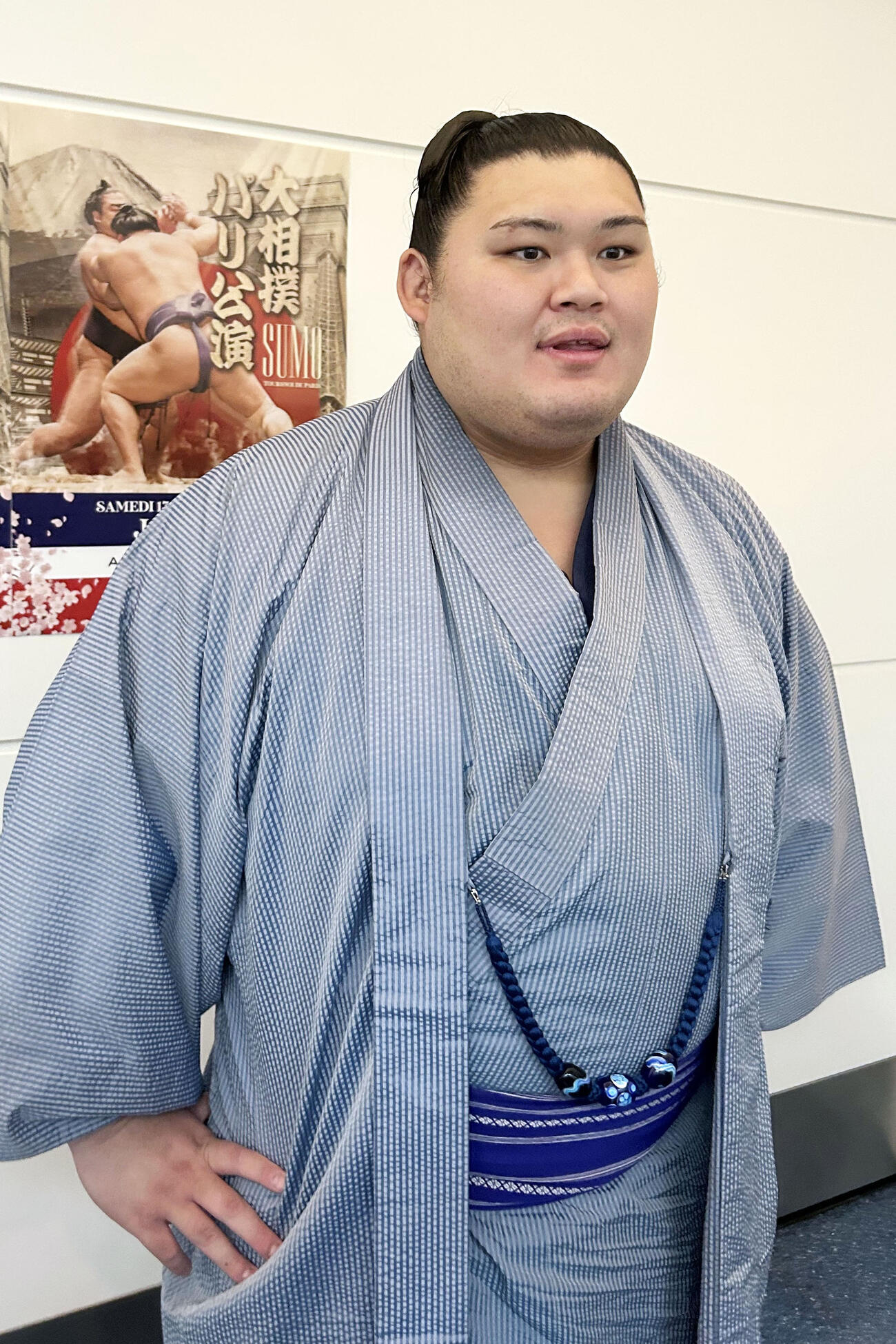 大相撲パリ公演を終えて帰国し、取材に応じる大の里＝18日、羽田空港（共同）