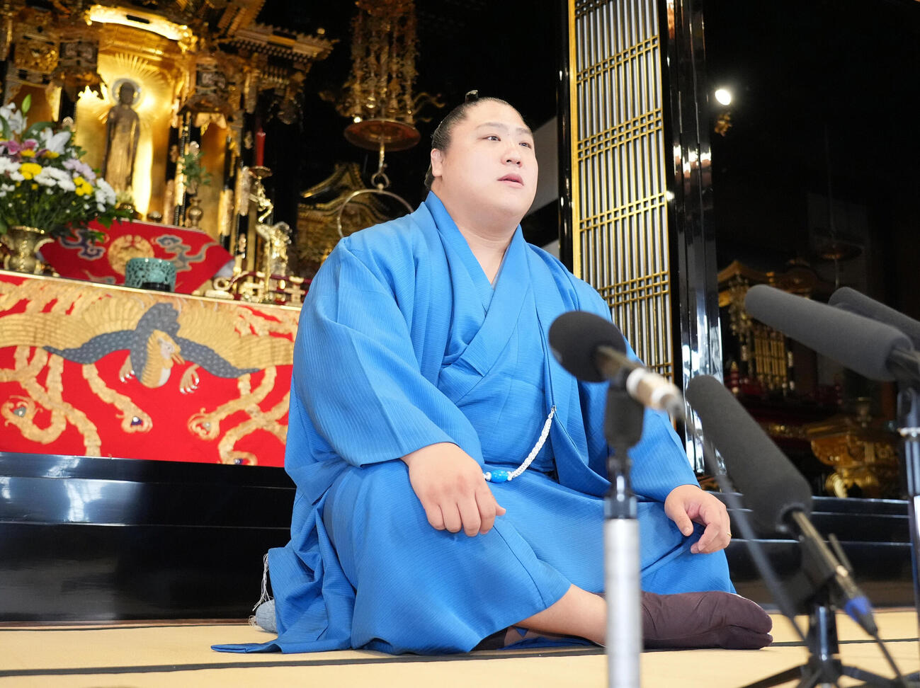 会見する若隆景（撮影・森本幸一）