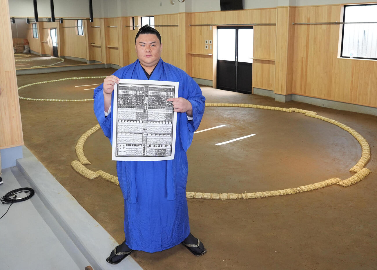 合宿所に用意された2面の土俵前でポーズを決める義ノ富士（撮影・森本幸一）