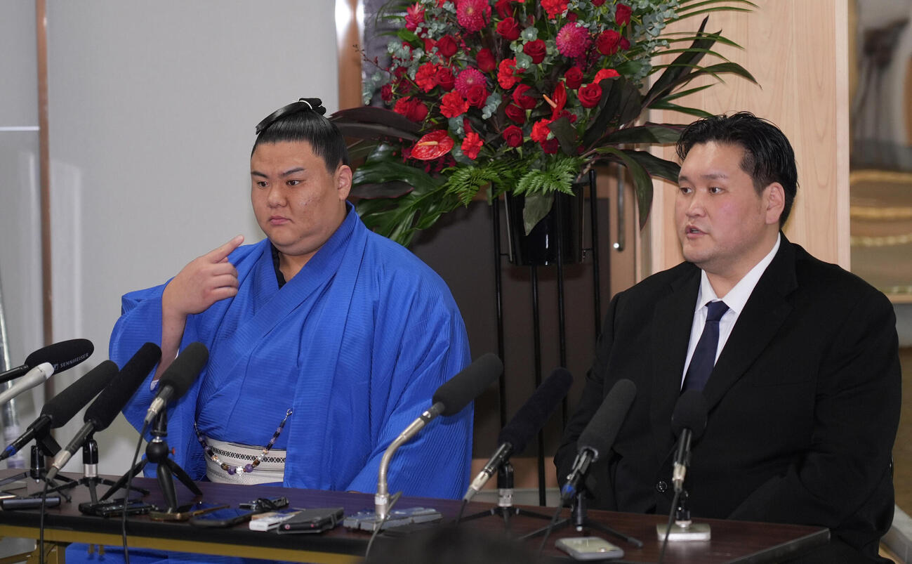 会見の席に着く義ノ富士（左）右は伊勢ヶ浜親方（撮影・森本幸一）