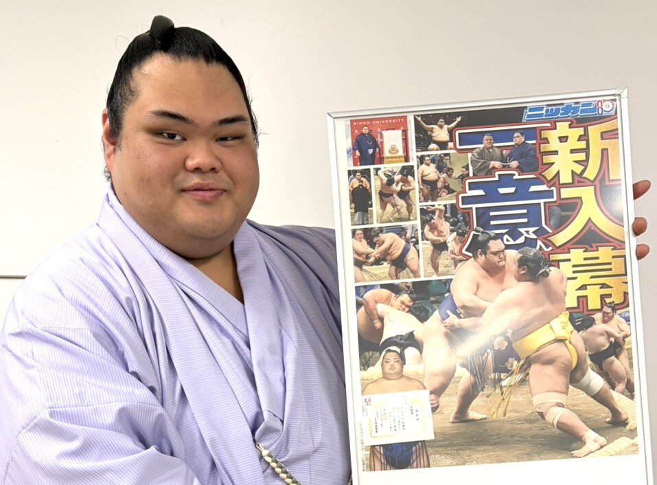 本紙制作の特別紙面を手にする一意