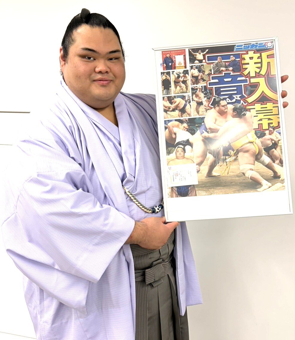本紙制作の特別紙面を手にする一意
