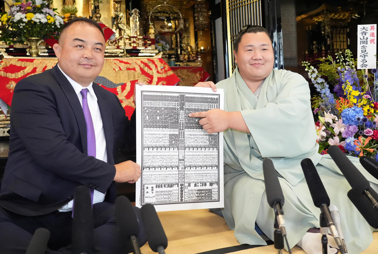番付表の自信のしこ名を指さす大青山（右）左は荒汐親方（撮影・森本幸一）