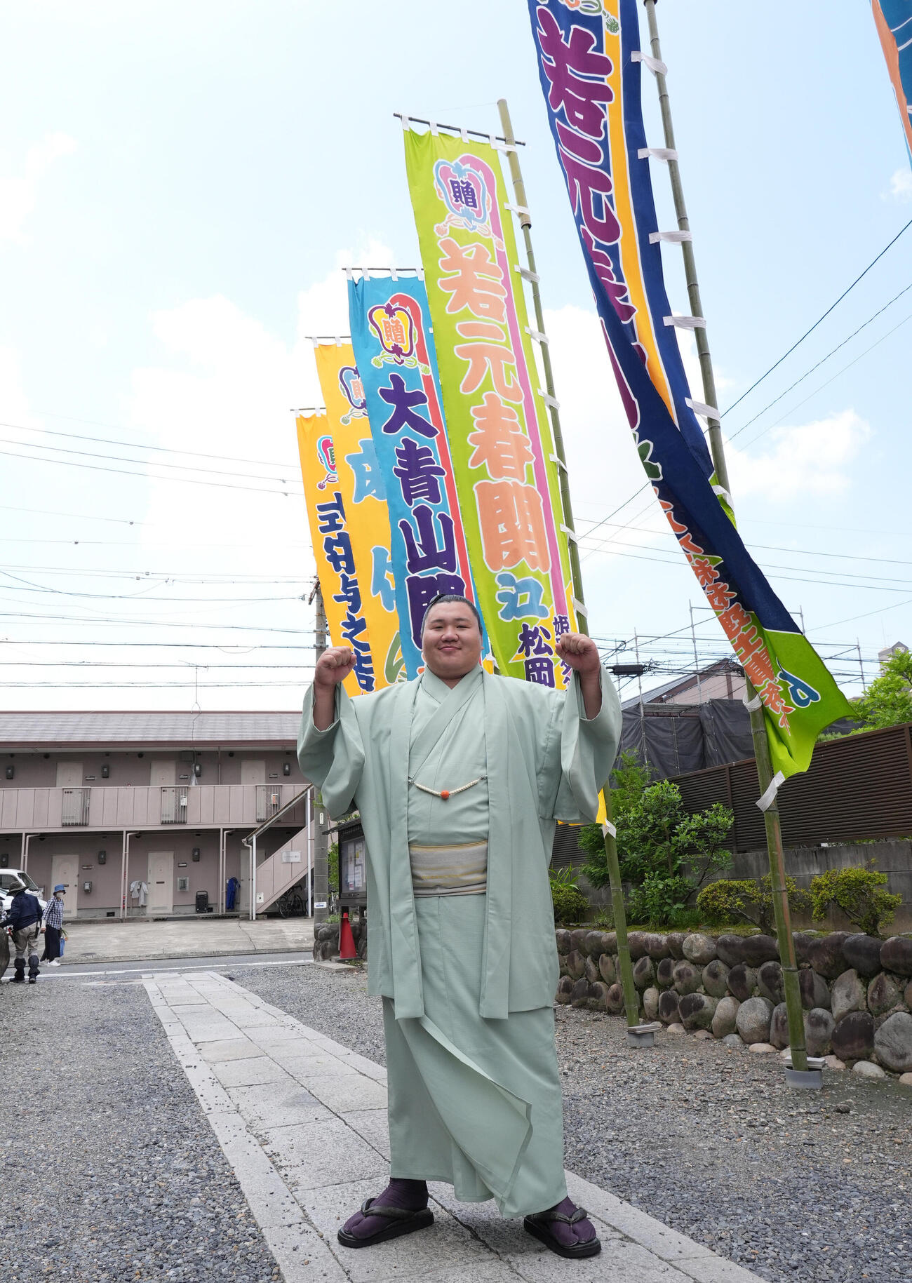 会見後、ポーズを決める大青山（撮影・森本幸一）