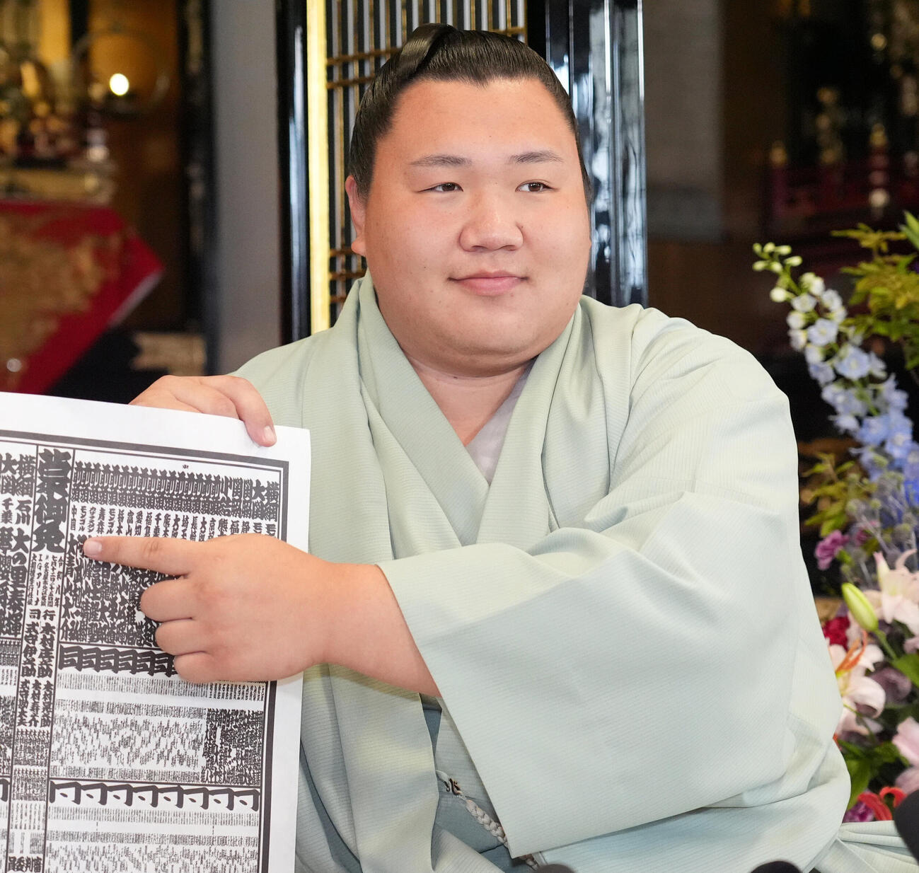 会見で番付表の自信のしこ名を指さす大青山（撮影・森本幸一）