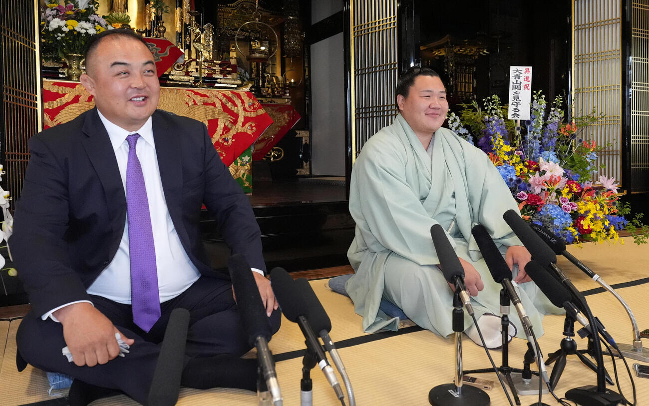 大青山（右）は荒汐親方同席のもと会見する（撮影・森本幸一）