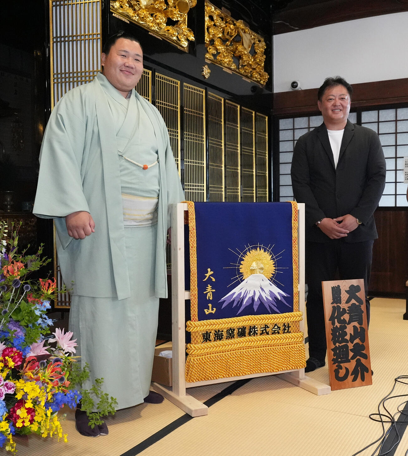 会見後、大青山（左）は贈呈された化粧まわしに笑顔を見せる（撮影・森本幸一）
