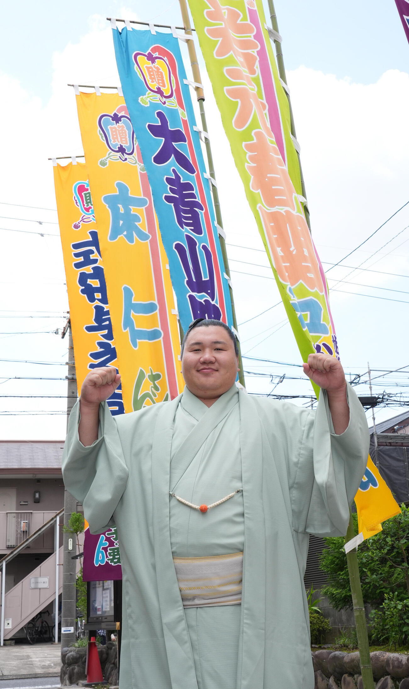 会見後、ポーズを決める大青山（撮影・森本幸一）