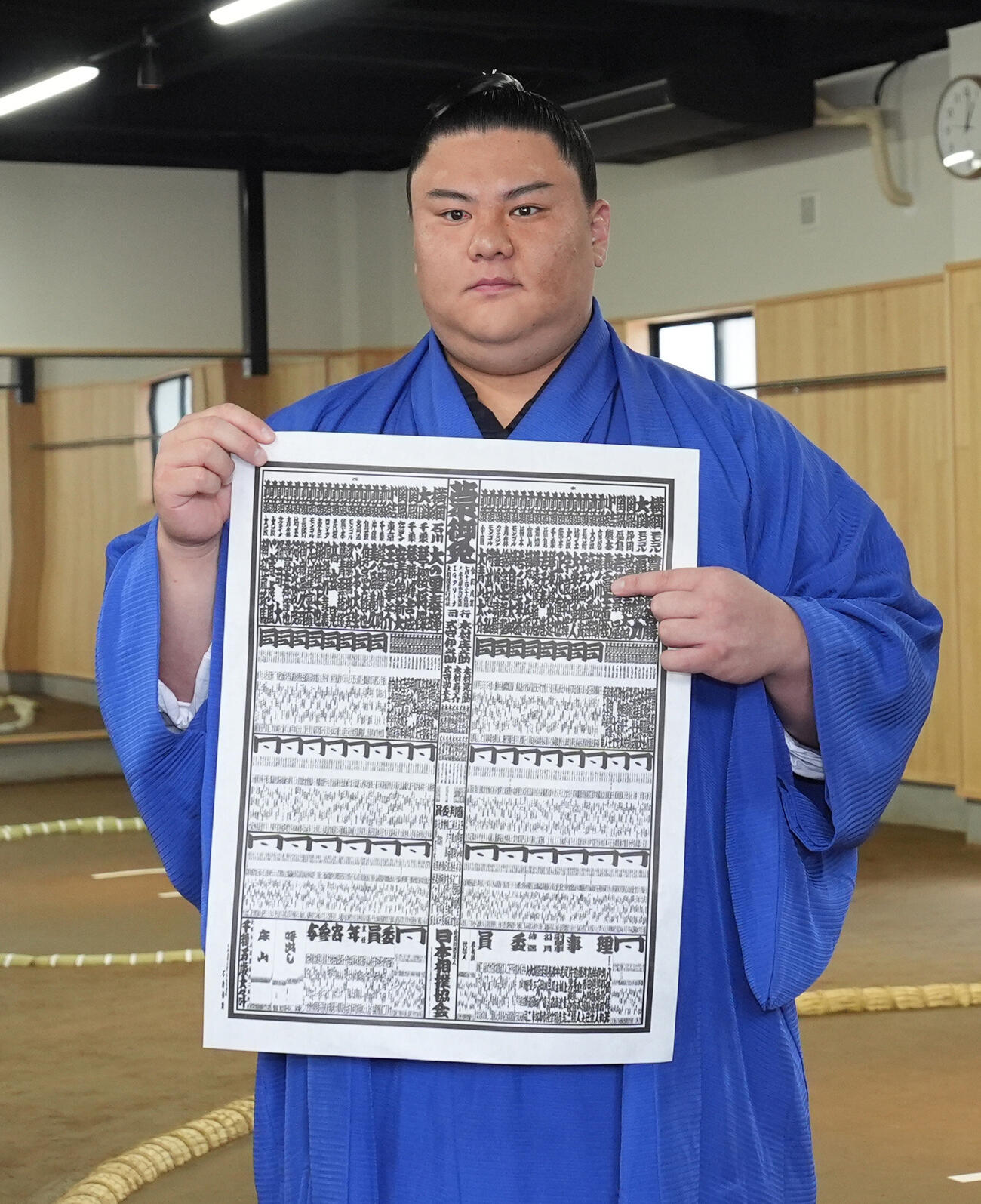 番付表を手に自身のしこ名を指さす義ノ富士（撮影・森本幸一）