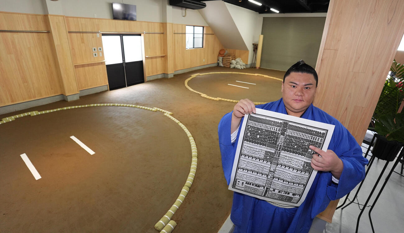 合宿所に用意された2面の土俵前でポーズを決める義ノ富士（撮影・森本幸一）