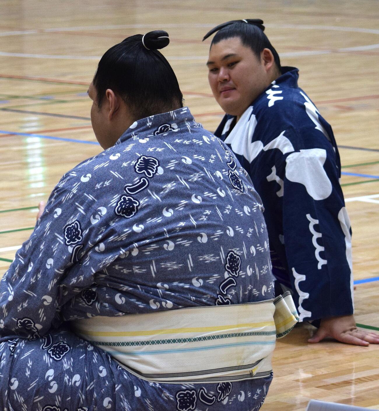 一意（手前）と談笑する横綱大の里