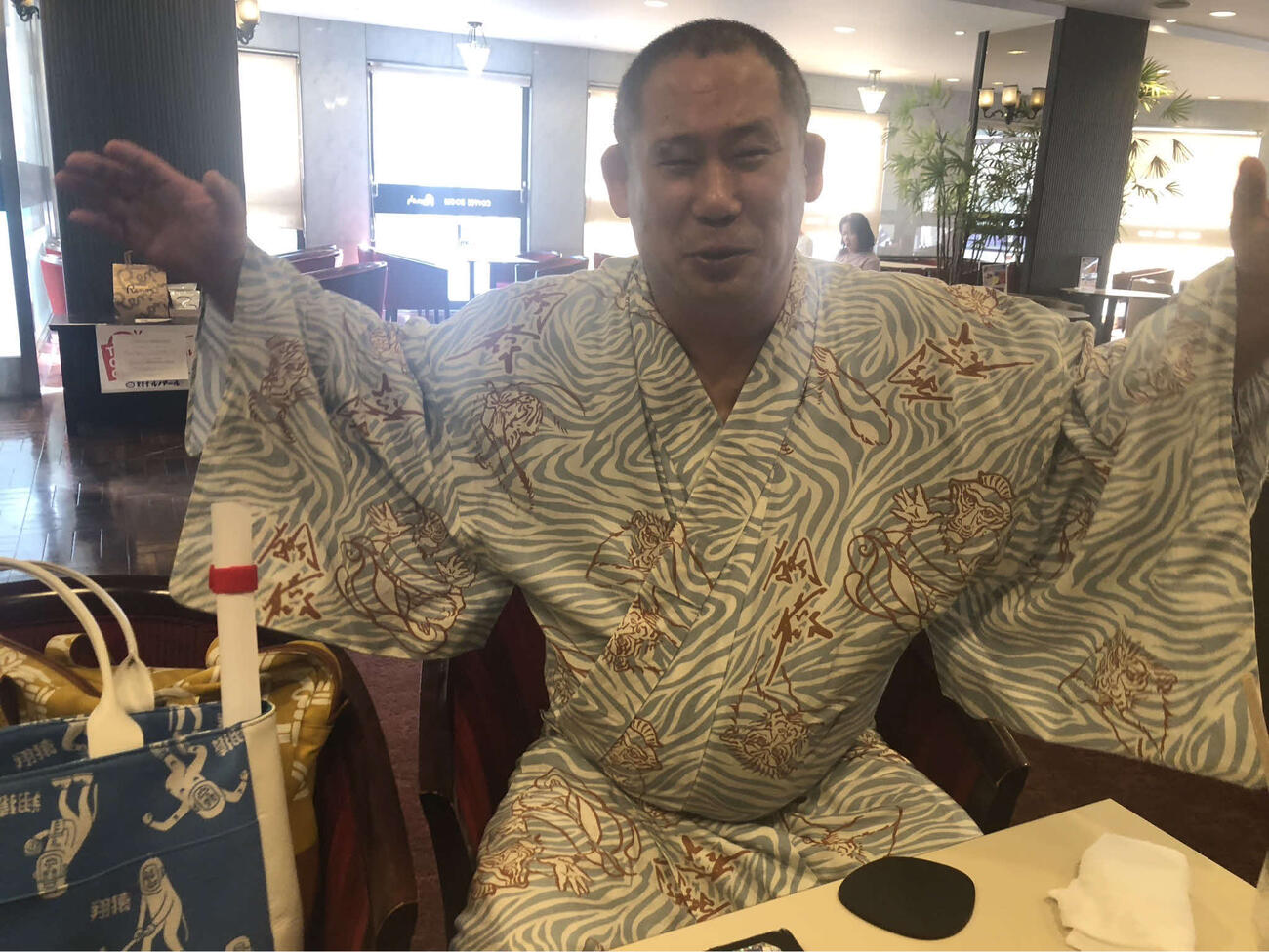 翔猿の反物で仕立てた着物を見せる三遊亭圓雀さん（2023年9月撮影）