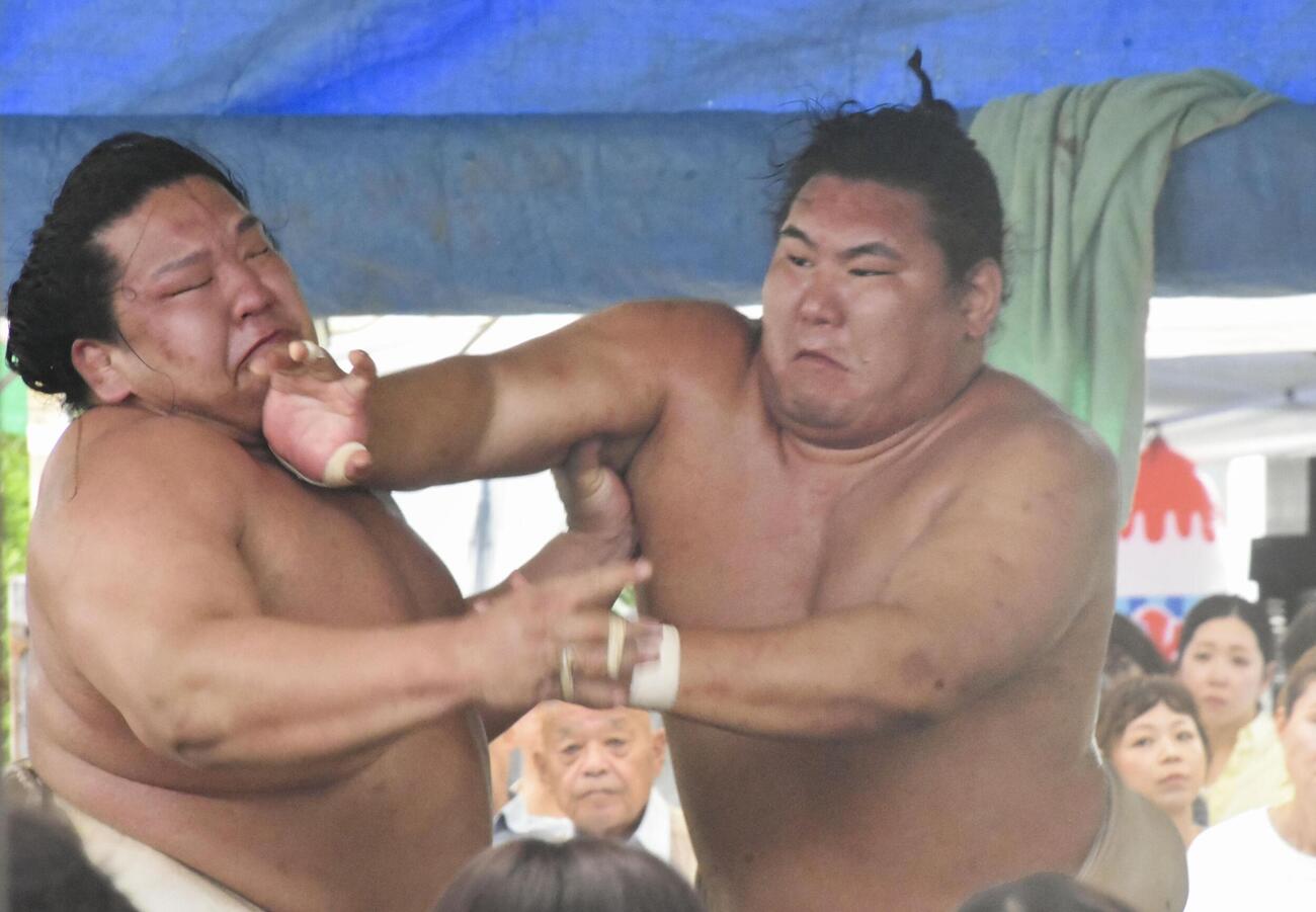 高砂部屋に出稽古し、朝白龍（左）と相撲を取る豊昇龍（共同）