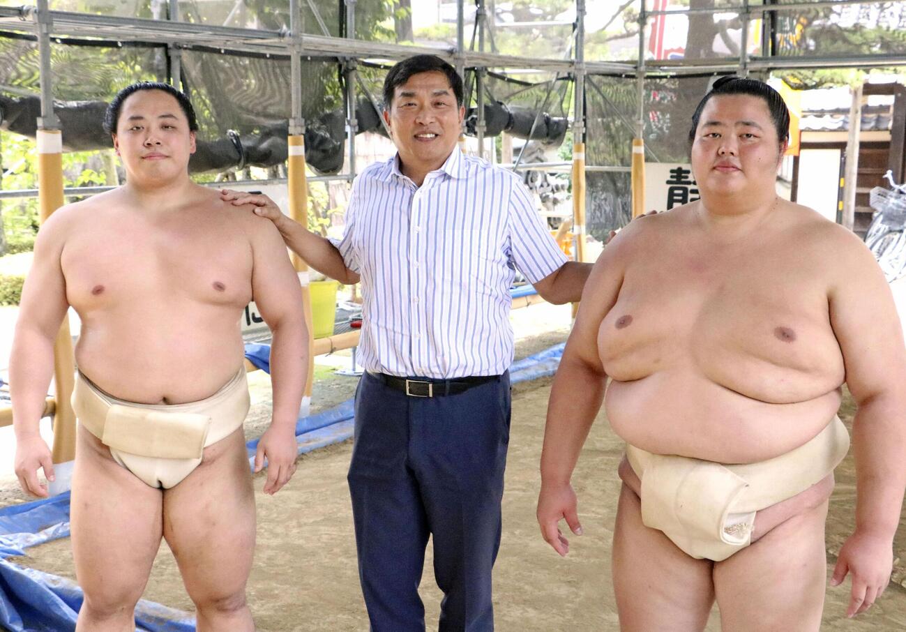 佐渡ケ嶽部屋の稽古を見学に訪れ、琴桜（右）、琴栄峰（左）と写真に納まる山本昌氏（共同）