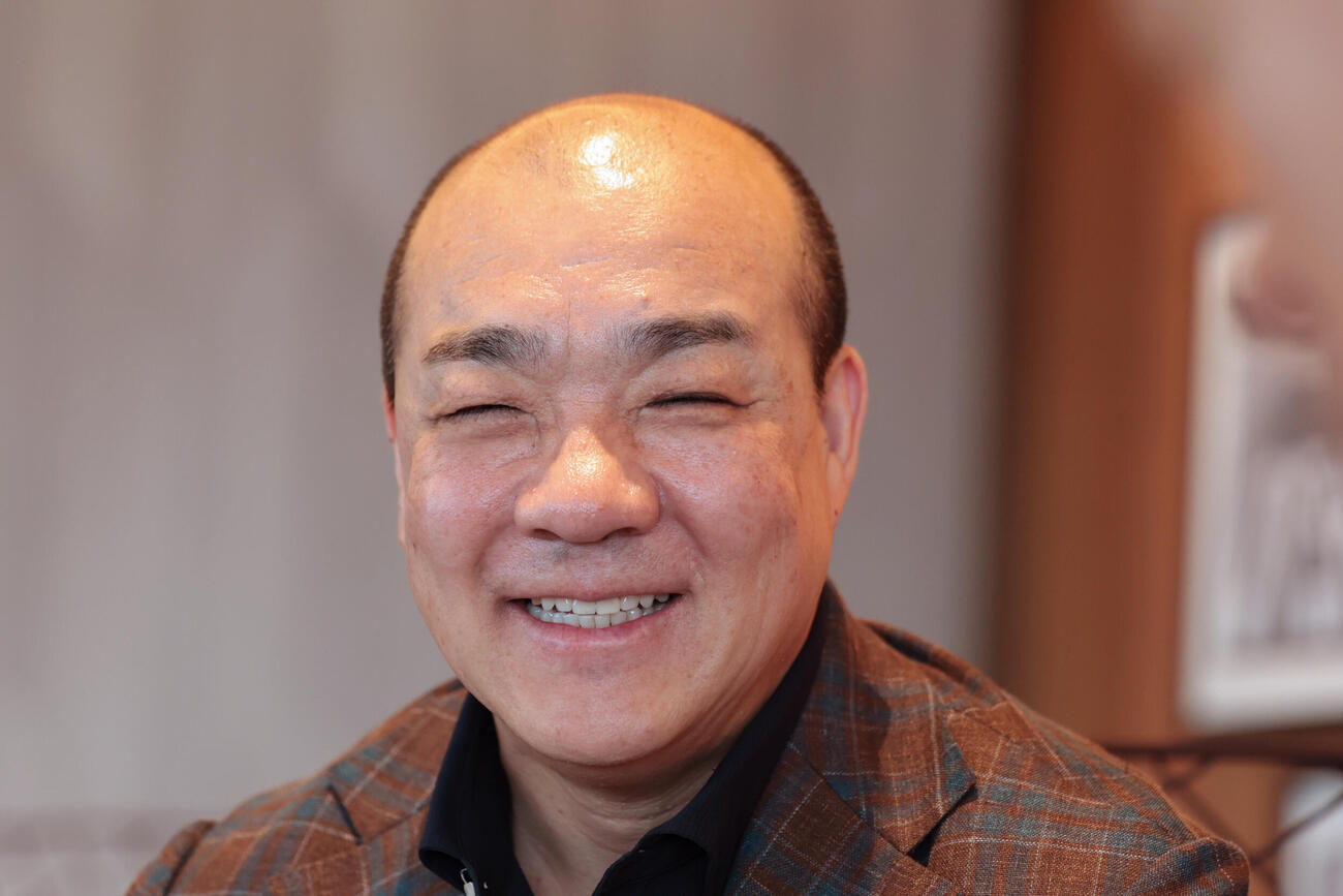 対談で笑顔をみせる、にしたんクリニック西村誠司社長（撮影・野上伸悟）