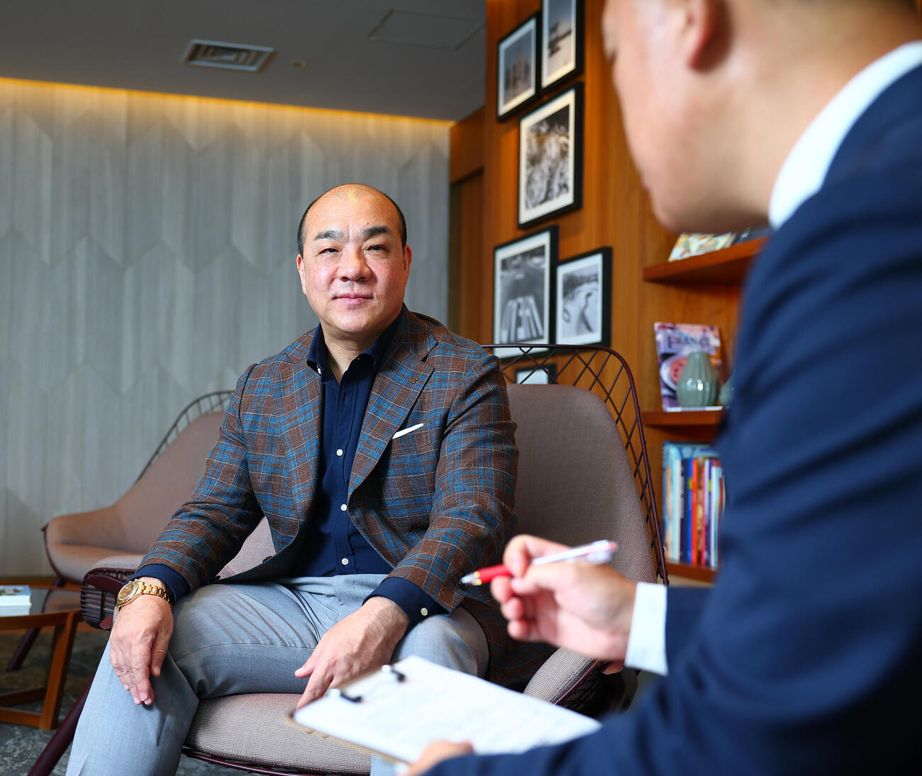 日刊スポーツ佐々木一郎記者（手前）と対談を行った、にしたんクリニック西村誠司社長（撮影・野上伸悟）