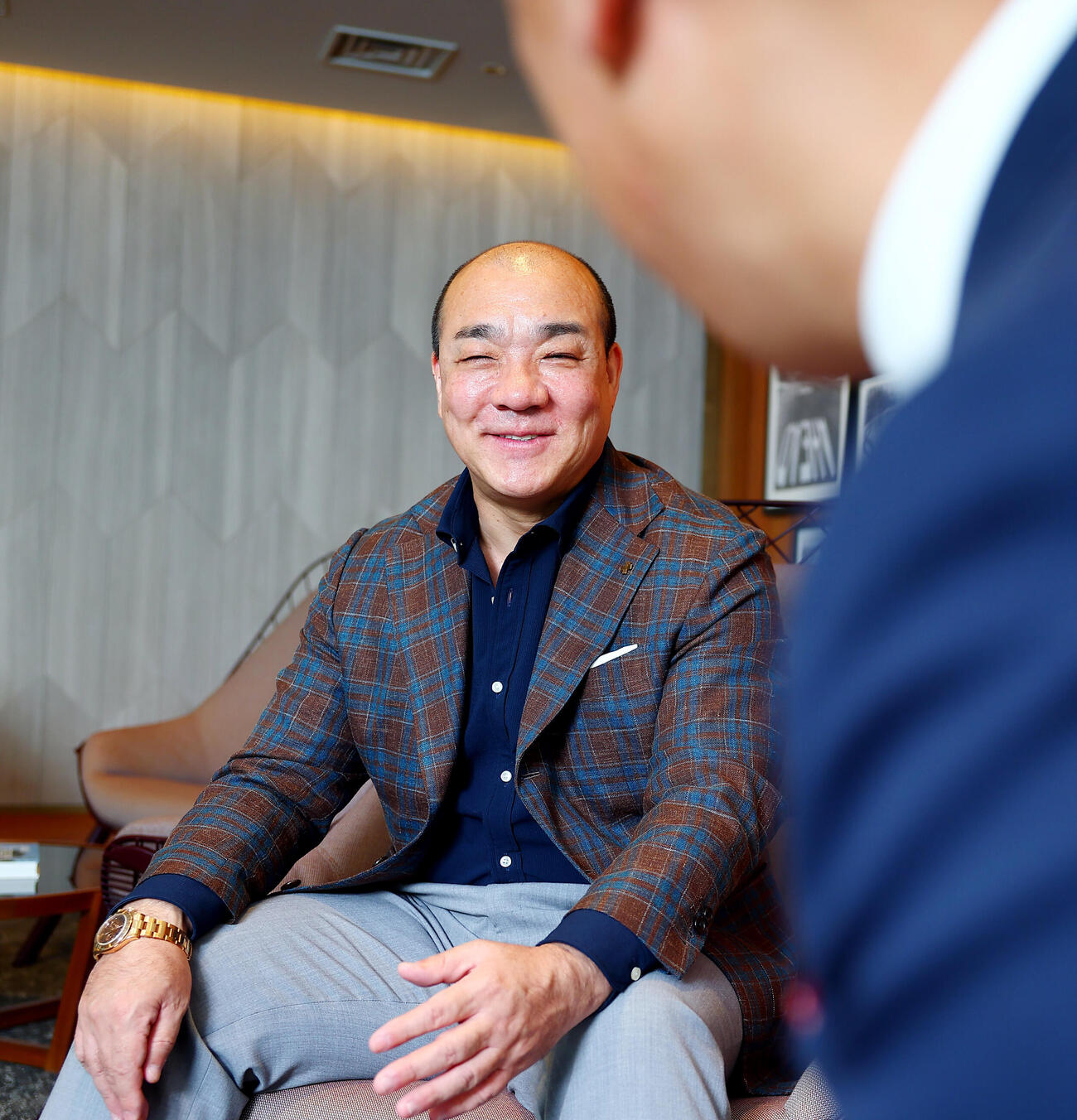 対談で笑顔をみせる、にしたんクリニック西村誠司社長（撮影・野上伸悟）